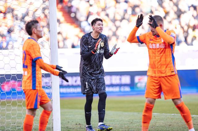 开云体育入口-【观察】泰山被罚该汲取怎样的教训？足协需更多辅助