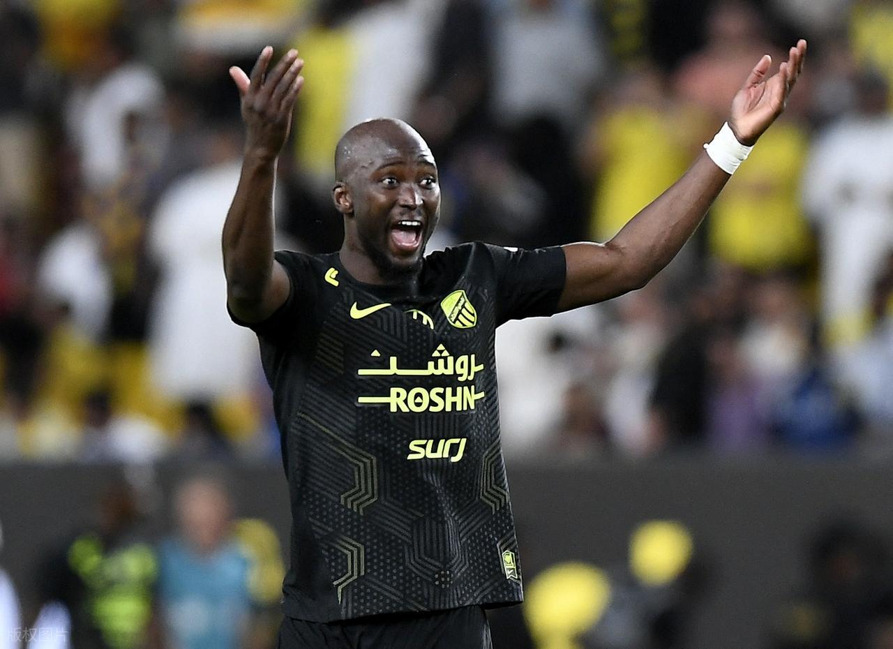 开云体育官网-沙特联最新积分战报 本泽马踢半场 卫冕冠军5连胜终止 少榜首11分