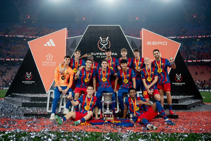 kaiyun-巴萨最宝贵的财富！拉玛西亚13人西超杯夺冠合影，一半以上是U21