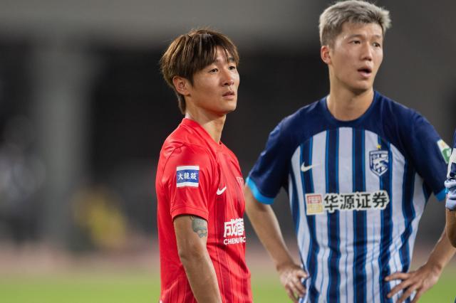 开云体育入口-2红7黄！三镇战蓉城场面火爆 韦世豪染红公开致歉