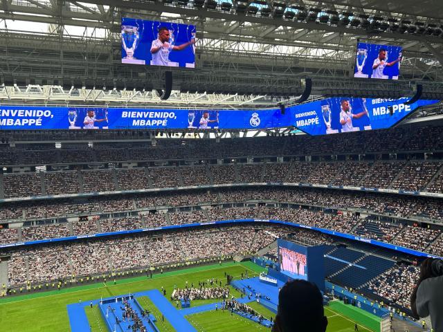 开云官网-【现场】伯纳乌座无虚席迎接巨星 姆巴佩秀流利西语