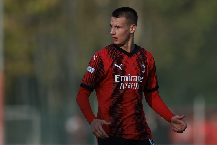 记者：米兰正和莱切评估卡马达回归一事，球员肩伤较为严重