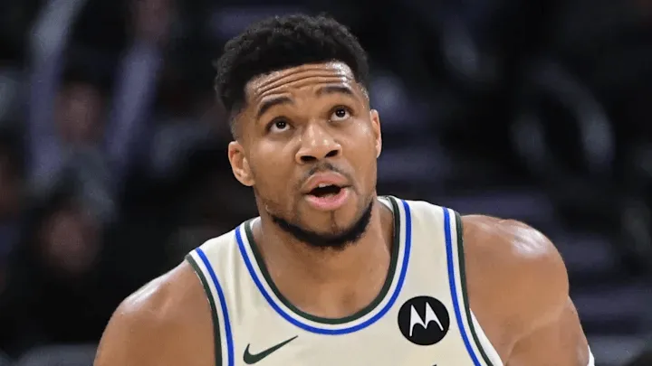 开云-字母哥三节7投5中，罚球6中3得到13分11篮板4助攻2失误