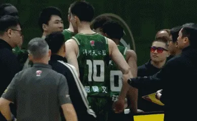 kaiyun-赵柏清和郭昊文首节仅出战1分钟发生冲突，随后二人再无登场
